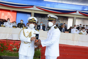 Misiones diplomáticas otorgan condecoraciones y reconocimientos en graduación academia naval de la armada