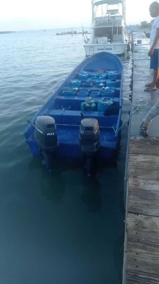 Armada realiza operativo y frustra contrabando 546 galones de gasolina en el mar