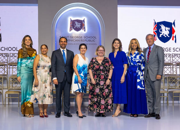 Thais Maceo, Heidi Peguero, Frank Elías Ranieri, Paula Bonetti, Su Excelencia Dra. Carol van der Walt, Karina Pablo de Redman, Carmen Minaya y Anton Tejeda