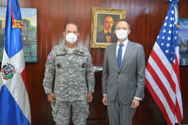 Comandante general de la Armada, vicealmirante Ramón Gustavo Betances Hernández, ARD, junto aencargado de negocios de la Embajada de los Estados Unidos,  Robert Thomas.