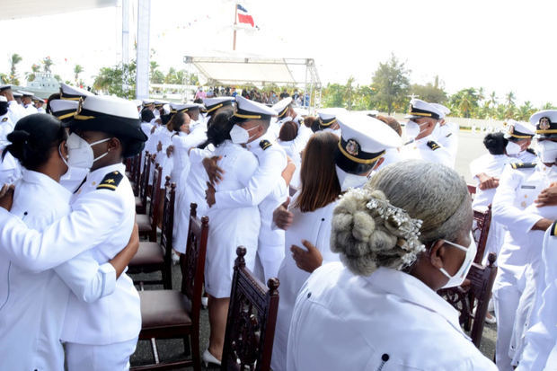 Misiones diplomáticas otorgan condecoraciones y reconocimientos en graduación academia naval de la armada