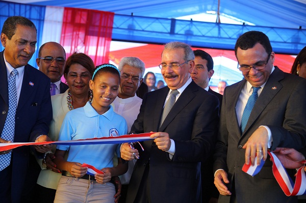 Corta de cinta en la entrega de las escuelas