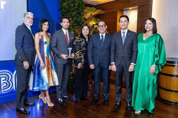 Arturo Vargas, Estefania Vargas, Vicente Vargas, Lydia Camilo, Efren Ortiz, Manuel Trujillo y Veronika Ramirez.