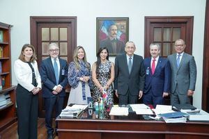 Reunión entre AMCHAMDR y el Gobierno aborda iniciativas legislativas para fortalecer la competitividad del país