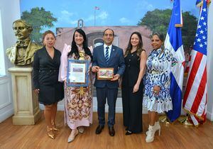Giannina Azar recibe distinción oficial en Miami-Dade por sus 45 años de carrera