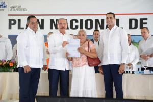 Danilo Medina entrega 457 títulos definitivos en Monte Plata