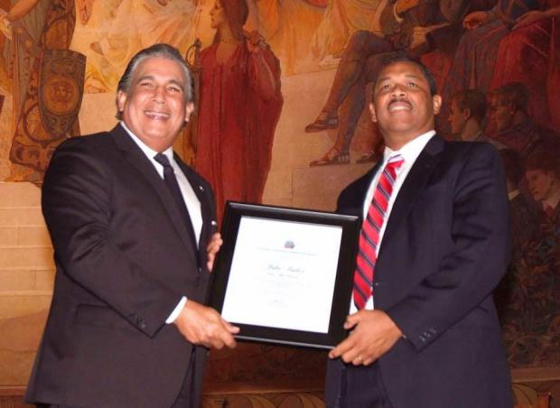 Cónsul Castillo reconoce labor comunitaria de Julio Gaspar Isidor en el 20 aniversario de la “Medalla Estudiante Meritorio”