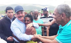 Presidente Medina mide impacto de los proyectos de Visitas Sorpresa en Barahona, San Juan y Azua