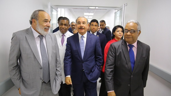 Danilo Medina recorre el hospital remodelado