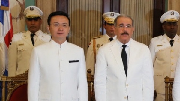 Zhang Run, embajador de la República Popular de China y Danilo Medina, presidente de la República Dominicana