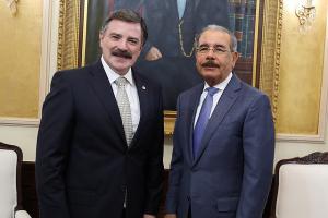 En visita a Danilo Medina, nuevo presidente de Claro Dominicana anuncia inversiones