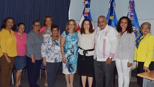 Alicia Arbaje Báez junto a docentes universitarios