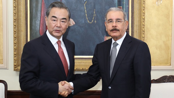 Wang Yi y Danilo Medina