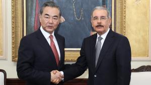 Danilo Medina recibe a ministro de Relaciones Exteriores de China