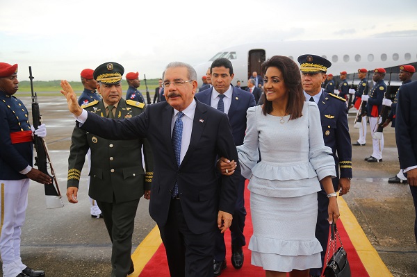 Danilo Medina acompañado de la Primera Dama
