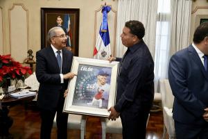 Presidente Danilo Medina recibe al jugador dominicano de Grandes Ligas, Bartolo Colón