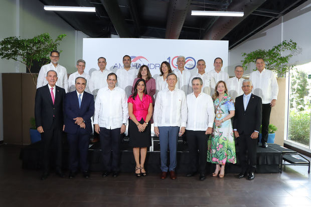 Almuerzo de AMCHAMDR y canciller Roberto Álvarez.