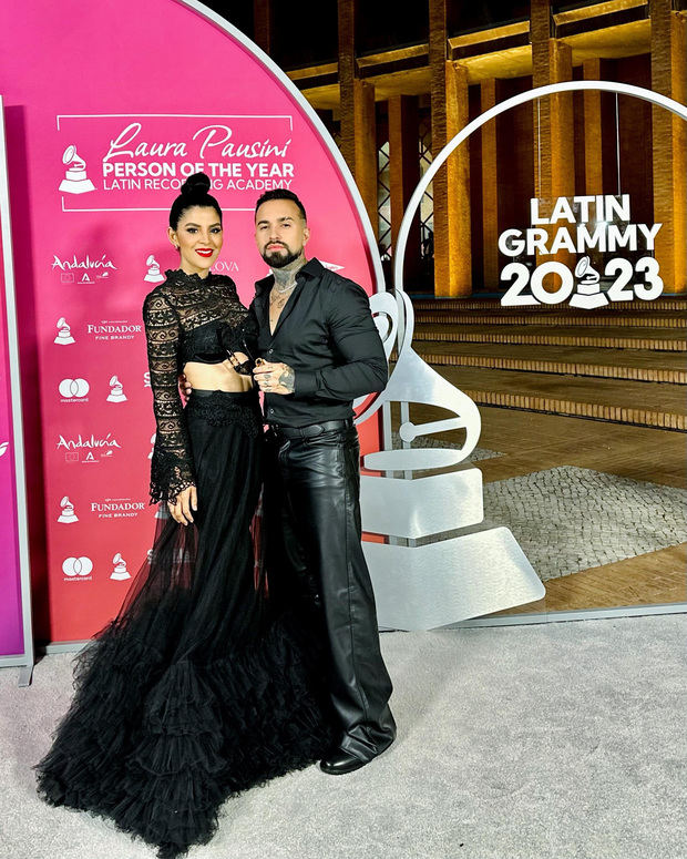 Dra. Tania Medina y JC Rosary en la gala 'Person of the Year, Laura Pausini', de Latin Grammy 2023 en Sevilla.