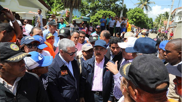 Danilo recorre zonas afectadas de Montecristi y Duarte.