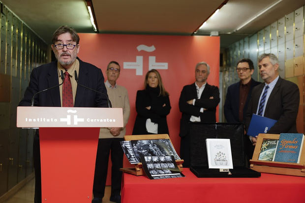 El director del Instituto Cervantes, Luis García Montero, ofrece un discurso durante la entrega del legado de la Agencia EFE a la Caja de las Letras del Instituto Cervantes, este martes en Madrid. 