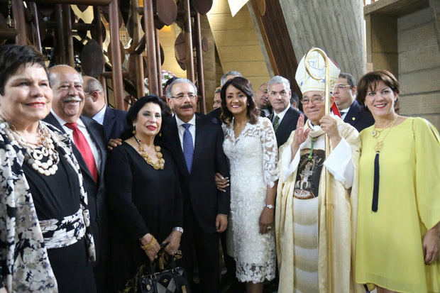Danilo Medina y Cándida Montilla  y el La misa fue oficiada por monseñor Gregorio Nicanor Peña Rodríguez, y concelebrada por monseñor Santiago Rodríguez .