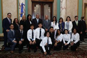 Danilo Medina recibe a estudiantes de Nueva York descendientes de dominicanos