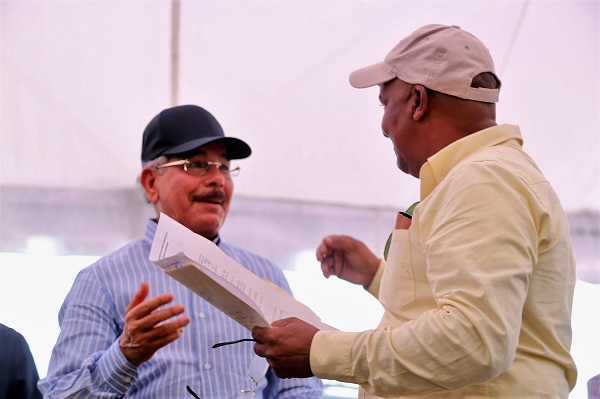Danilo Medina apoyando a tabacaleros