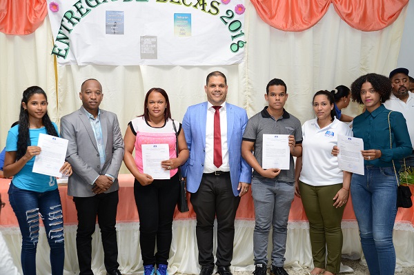 Parte de los beneficiados con becas