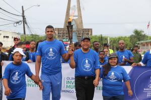 Niños, jóvenes y adultos se suman a atletas para recibir la “Llama de la Esperanza” en Higüey