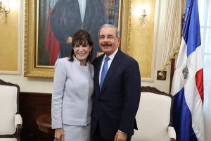 Danilo Medina recibe visita cortesía de la embajadora de EE. UU., Robin Bernstein