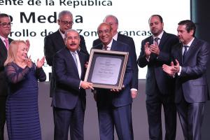ADOZONA reconoce a Danilo Medina por apoyo brindado