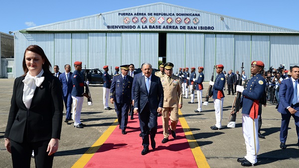 Danilo Medina al partir a China