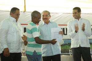 Danilo Medina entrega 550 títulos de propiedad a familias de Monte Plata