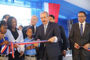 Danilo Medina entrega escuela a 840 estudiantes de Villa Altagracia, San Cristóbal