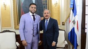 Danilo Medina recibe a estelar jugador dominicano de Grandes Ligas, Nelson Cruz