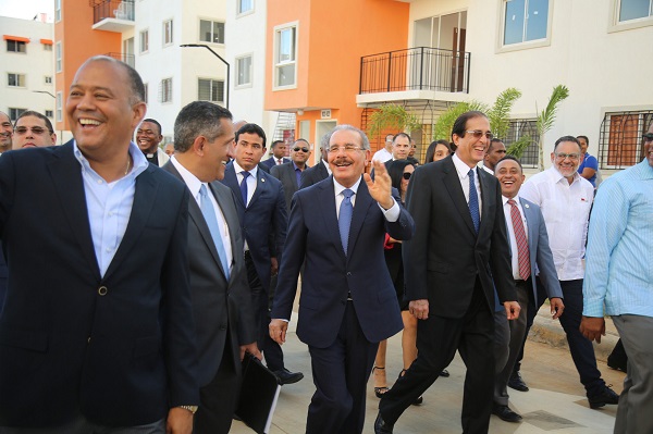 Danilo Medina en el recorrido por el sector