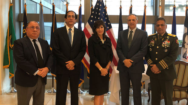 Ministros firman libro de condolencias en la embajada de EE.UU.