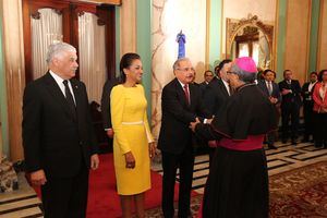 Presidente Medina y primera dama reciben en Palacio saludos por Año Nuevo