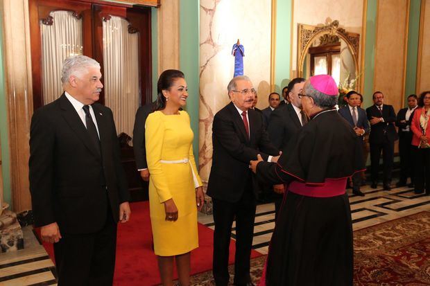 Presidente Danilo Medina y primera dama, Cándida Montilla, reciben saludos de Año Nuevo en Palacio Nacional.