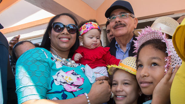 Danilo Medina junto a varias mujeres. 