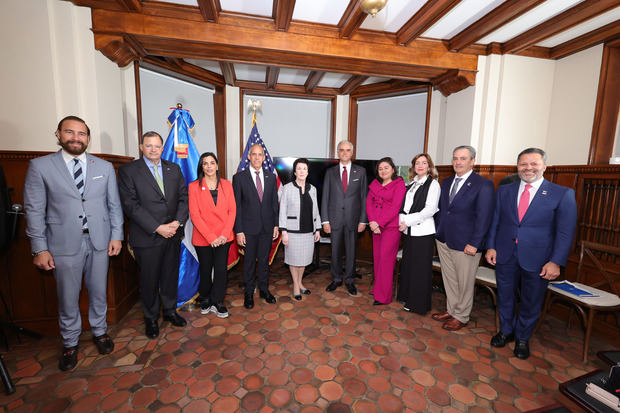 De izquierda a derecha. Carlos de la Mota, Steven Puig, Francesca Rainieri, Edwin De los Santos, Sonia Guzmán, Luis Miguel de Camps, Patricia Aguilera, María Waleska Álvarez, William Malamud y Eduardo Cruz.