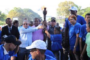 Ministro de Deportes encabeza recorrido en Mao de la antorcha de Olimpiadas Especiales