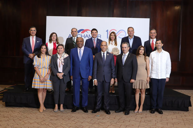 Directivos de AMCHAMDR, junto al ministro de Energía y Minas Antonio Almonte.