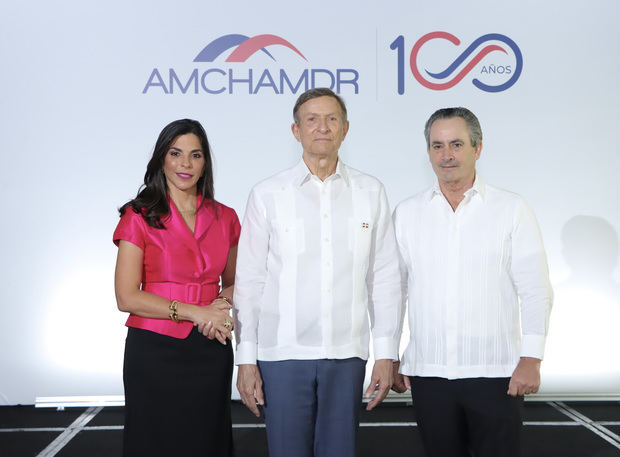 Almuerzo de AMCHAMDR con Roberto Álvarez.