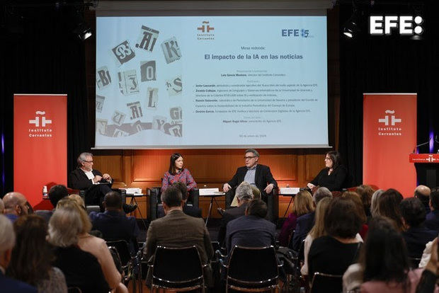 Madrid,  El periodista de la Agencia EFE Javier Lascuráin, coordinador del nuevo libro de estilo; la actual directora de Contenidos Digitales de EFE, Desirée García; Ramón Salaverría, catedrático de Periodismo y presidente del Comité de Expertos sobre la Sostenibilidad de la Industria Periodística del Consejo de Europa ; y Zoraida Callejas, ingeniera de Lenguajes y Sistemas Informáticos y responsable de la cátedra RTVE-UGR sobre IA y verificación de noticias participan en la mesa redonda celebrada para presentar el nuevo libro de estilo de la Agencia EFE tras la entrega del legado de efea la Caja de las Letras del Instituto Cervantes, este martes en Madrid. 