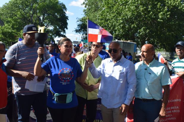 Dominicanos de Queens reciben la Antorcha de los Juegos Patrios 2017