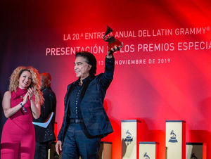 José Luis Rodríguez “El Puma” con el “Premio a la Excelencia Musical 2019”