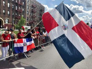 Miles de dominicanos participan en la Gran Parada del Bronx en Nueva York
