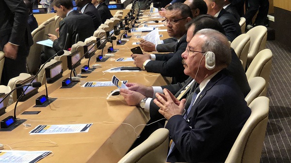 Danilo Medina en plena reunión
