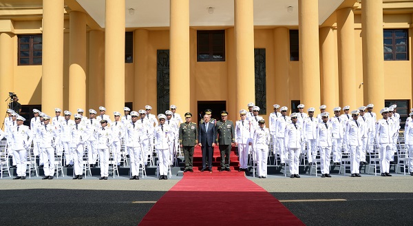 Danilo Medina junto a los graduandos